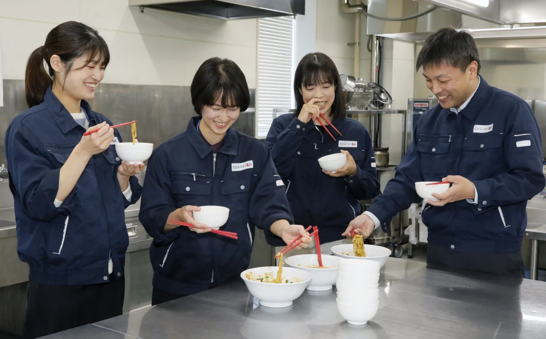 商品案の試食をしている商品開発部